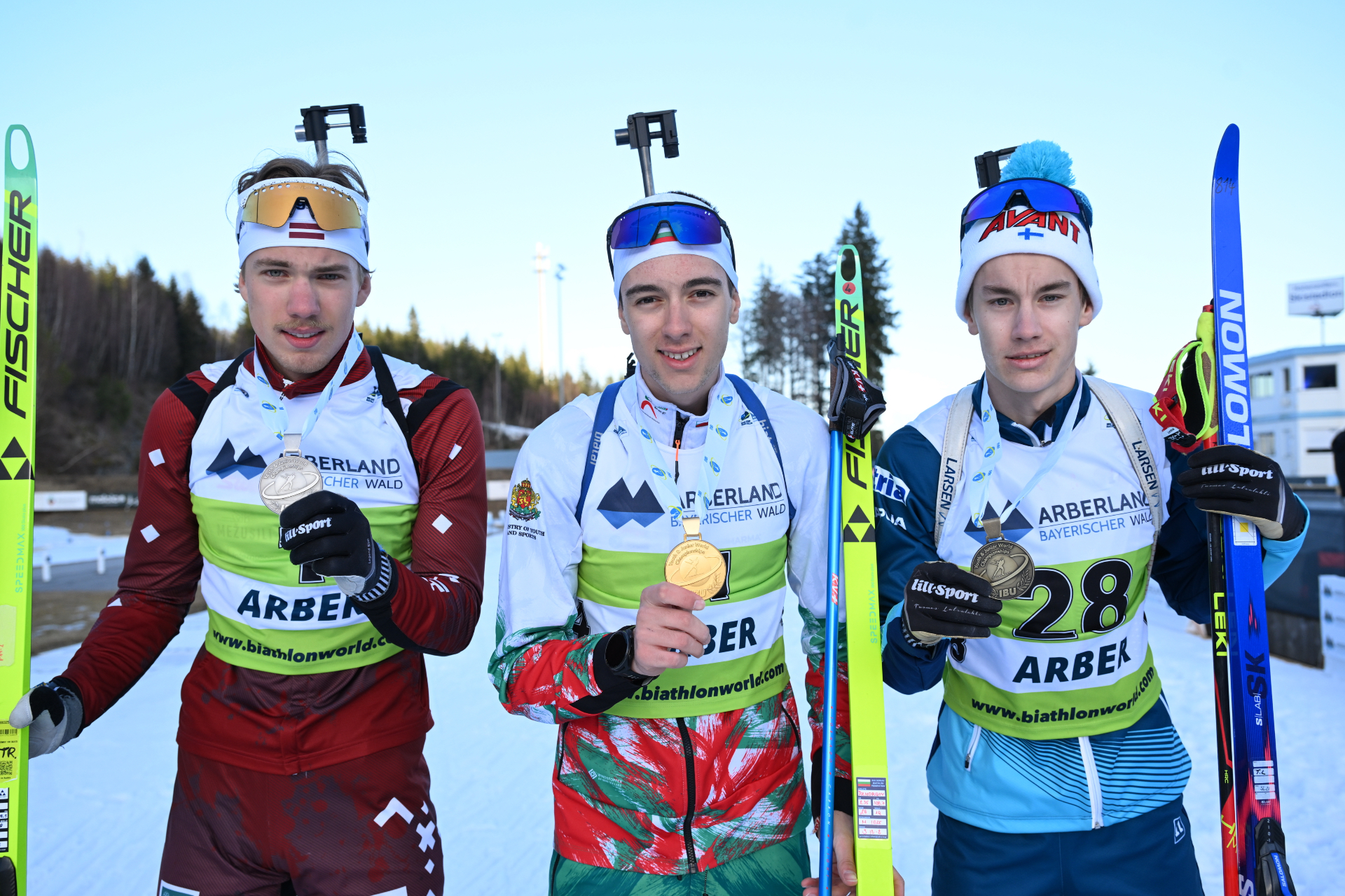 Nuorten MM 2026 palkintojenjako Arberissa – Tuomas Latvalahti oikealla